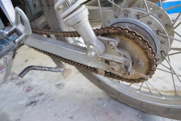 Achterwiel motorfiets met keten-ring — Stockfoto