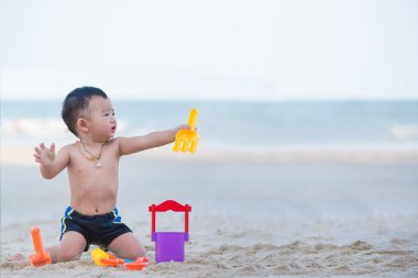 Küçük Asyalı çocuk 1 yaşında iskambil kum plaj