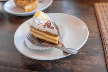 Bir dilim tiramisu pasta tabağı ve hazır yemek