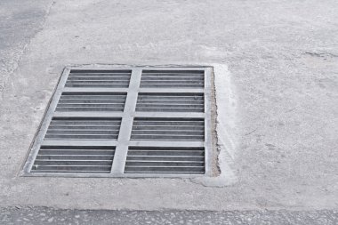 Çelik kanalizasyon kapağı veya menhol kapağı.