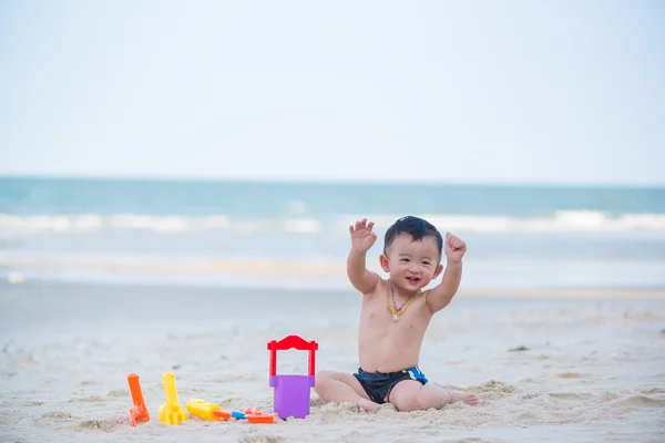 Petit garçon asiatique de 1 an jouant au sable sur la plage — Photo
