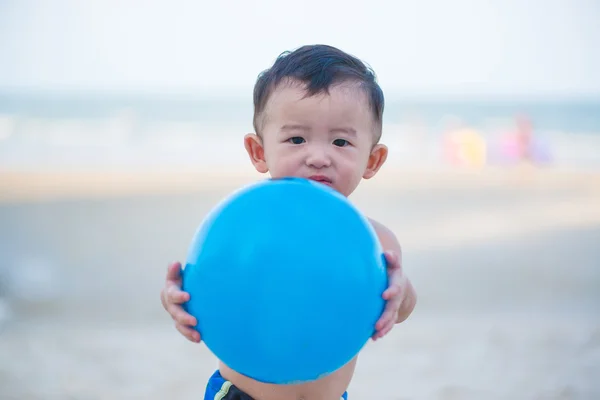 Petit garçon asiatique de 1 an jouant au ballon sur la plage — Photo