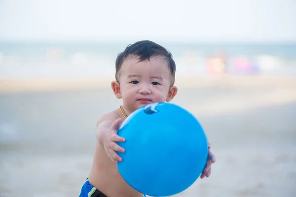 Petit garçon asiatique de 1 an jouant au ballon sur la plage — Photo