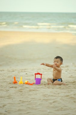 Küçük Asyalı çocuk 1 yaşında iskambil kum plaj