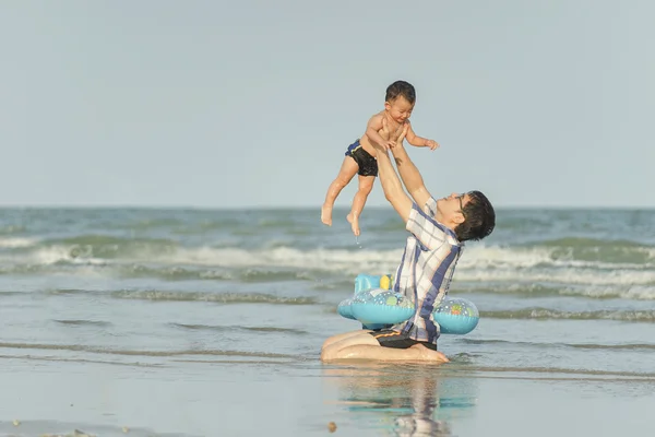 Feliz asiático padre y hijo tener divertido en en tropical playa vacat — Foto de Stock