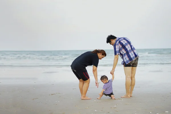 Heureux jeune asiatique famille avoir amusant marche sur à tropical plage — Photo