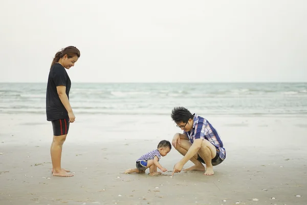 Happy Young Asiatique Famille s'amuser sur la plage tropicale vacances — Photo