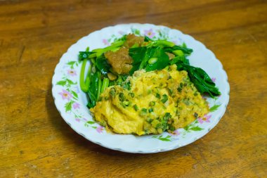 Gevrek domuz Kale ile karıştırın kızarmış gevrek domuz ile kale omlet 