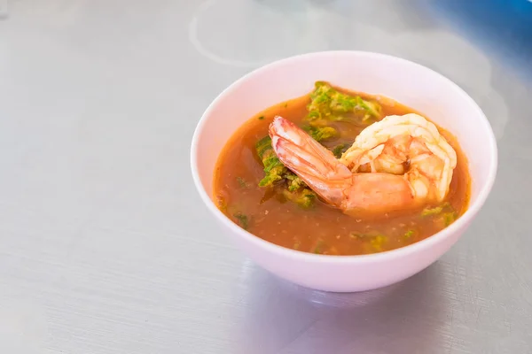 Fűszeres, leves-Curry garnélarák és növényi omlett, Thai tradicionális — Stock Fotó