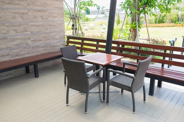 Mesas y silla en el café vacío — Foto de Stock