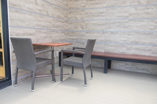 Tavoli e sedia nel caffè vuoto — Foto Stock