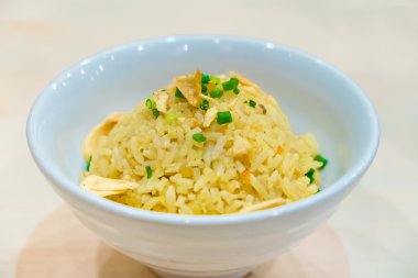 Tay sarımsak kızarmış w üzerinde beyaz kase üstüne sebzeli pilav