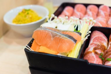 Somon Balık ve kurobuta domuz eti dilimleri ve Somon Balık plakaları, 