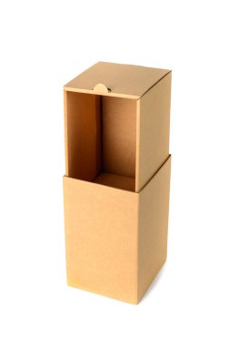 Kapaklı beyaz backgr izole kahverengi karton kutu paket