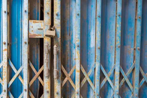 The rusty steel door with lock — Stock Photo, Image
