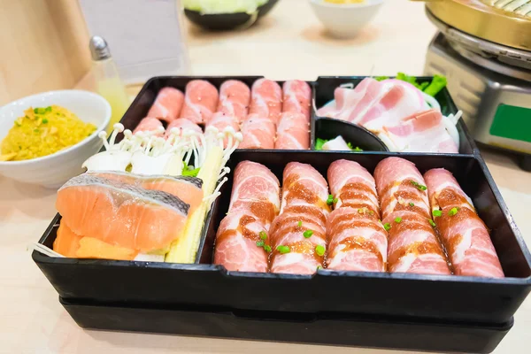 Sertésborda belly szeletelt és kurobuta sertés szelet, és a lazac hal, a lemezek, sukoyaki és yakiniku hot pot shabu, Japán élelmiszer — Stock Fotó