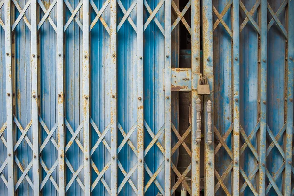 Ржавая стальная дверь с замком — стоковое фото