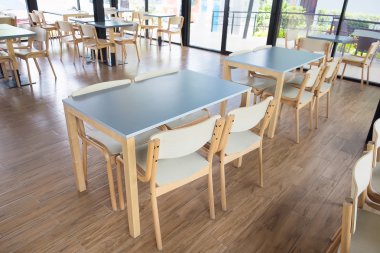 Tablolar ve boş Cafe sandalye