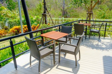 Masa ve sandalye içinde boş Cafe garden yakınındaki