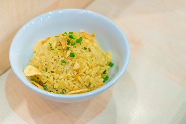 Tay sarımsak kızarmış w üzerinde beyaz kase üstüne sebzeli pilav