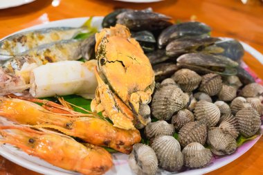 Beyaz çanak üzerinde deniz ürünleri,