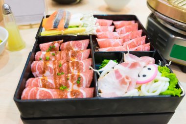 Pembe dilimlenmiş kamaboko, Japon balık pasta, dilimlenmiş domuz yağı ve 