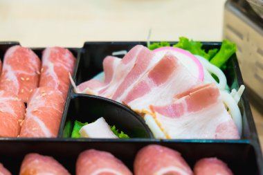 Pembe dilimlenmiş kamaboko, Japon balık pasta, dilimlenmiş domuz yağı ve 