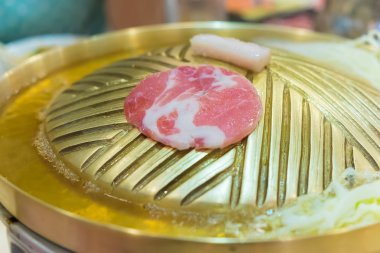 Domuz eti b q grill bar üzerine sığ Dof dilimlenmiş