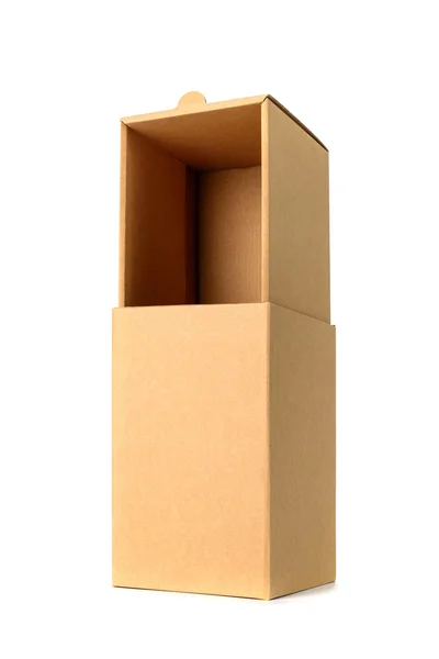 Balíček hnědé kartonové krabice s víkem, izolovaných na bílém pozadí — Stock fotografie