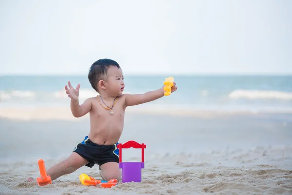 Маленький хлопчик азіатські 1-річний грає піску на пляжі — стокове фото
