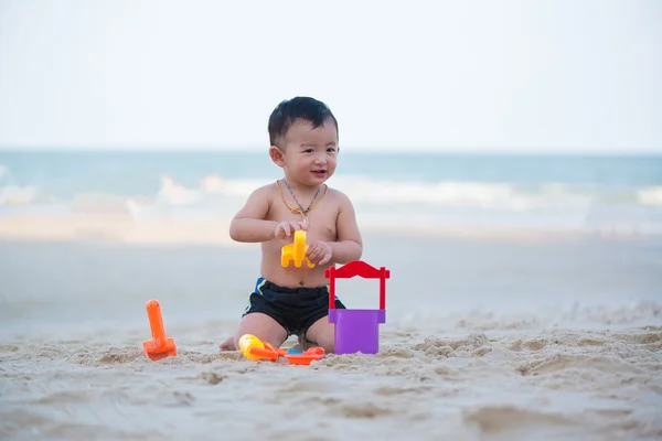 1 rok staré asijské chlapce hrát písku na pláži — Stock fotografie