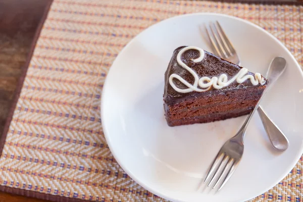 Une tranche de gâteau au chocolat noir sur une assiette et prêt à manger , — Photo