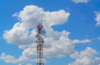 Cep telefonu iletişim anten Kulesi mavi gökyüzü ve c ile