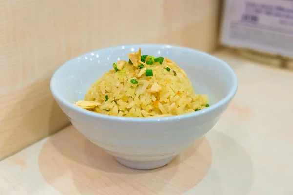 Nasi goreng bawang putih Thailand dengan sayuran di atas dalam mangkuk putih, di w — Stok Foto