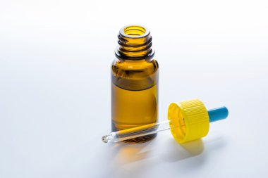 Kahverengi ilaç cam şişe damlalık ile