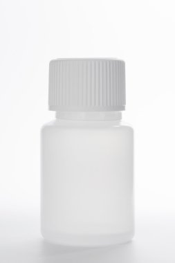 Gri arka plan üzerinde beyaz plastik tıbbi ambalaj şişe