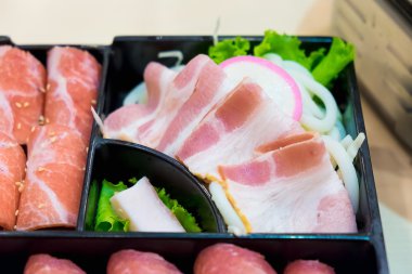 Pembe dilimlenmiş kamaboko, Japon balık pasta, dilimlenmiş domuz yağı ve 