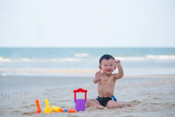 Petit garçon asiatique de 1 an jouant au sable sur la plage — Photo