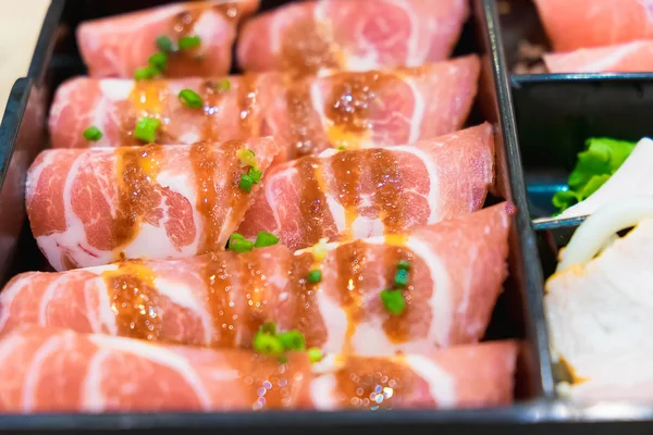 Nyers kurobuta sertés szelet a lemezek, sukoyaki és yakiniku ho — Stock Fotó