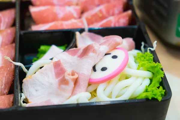 Rózsaszín kamaboko, szeletelt, Japán hal torta, sertésborda belly szeletelt és — Stock Fotó