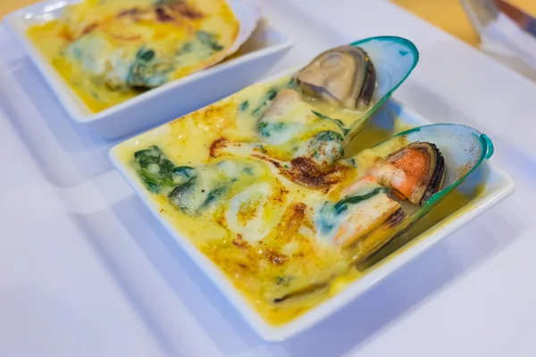 Mussel baked with cheese and spinach — Stock Photo, Image