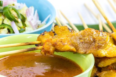 Beyaz zemin üzerine Fıstık soslu domuz eti Satay