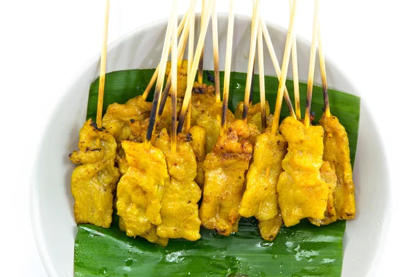 Satay de porco com molho de amendoim no fundo branco — Fotografia de Stock