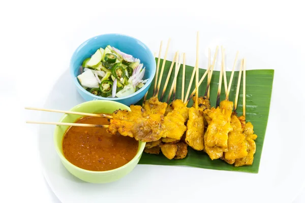 Satay de porco com molho de amendoim no fundo branco — Fotografia de Stock