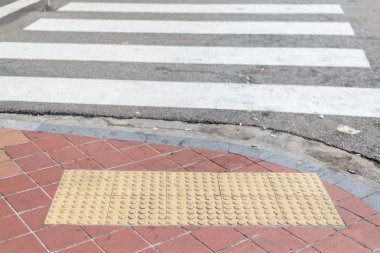 Döşeme patika bir kör ve yaya geçidi