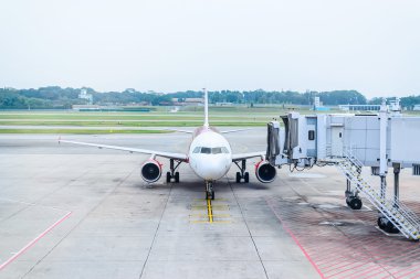 Bir Havaalanı terminal gate köprüsünden Jet 