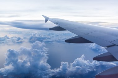 Akşam arka plan uçan uçak kanat bulutlar, 