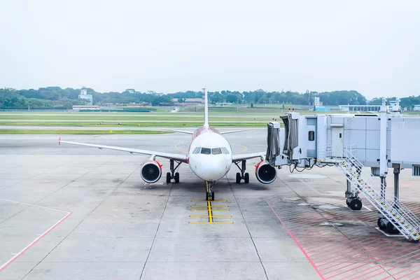 Puente jet desde una puerta de la terminal del aeropuerto — Foto de Stock