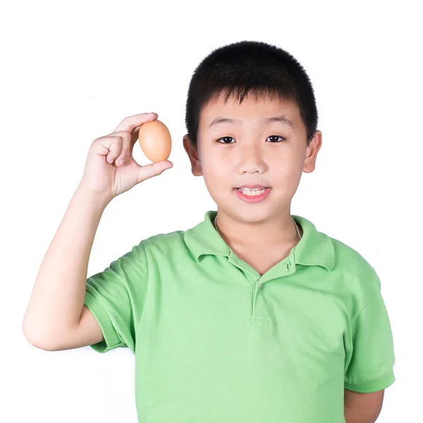 Menino segurando ovo de galinha na mão no fundo branco isolado — Fotografia de Stock
