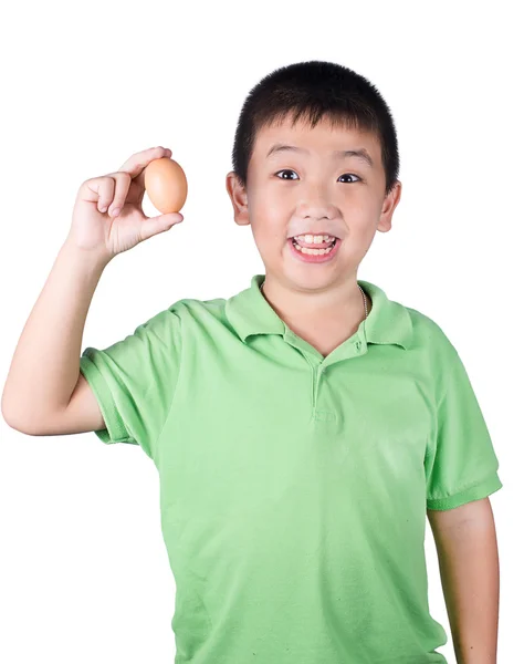 Jongen met kip ei in hand op witte achtergrond geïsoleerd. — Stockfoto